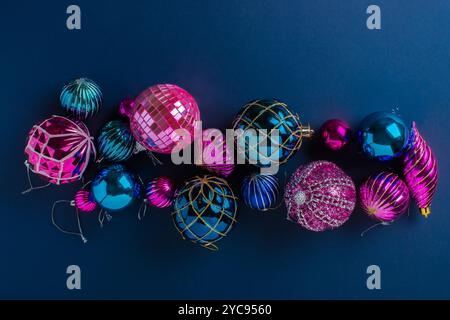 Un ensemble de décorations de Noël minimalistes faites dans une couleur sur un fond bleu. Joyeux Noël et bonne année. Pose à plat, vue de dessus, espace de copie Banque D'Images