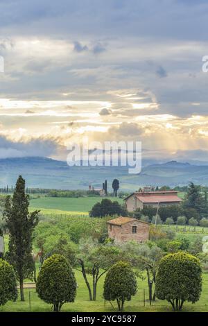 Coucher du soleil en Toscane avec des collines Banque D'Images