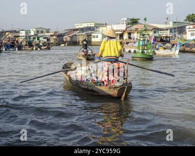 Une femme rame son bateau sur le marché flottant du delta du Mékong, Cai rang, Vietnam, Asie Banque D'Images