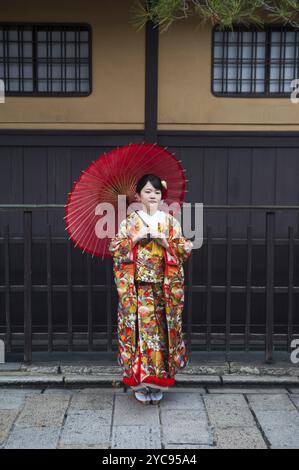 25.12.2017, Kyoto, Japon, Asie, Une jeune femme dans un kimono traditionnel pose pour des photos dans la vieille ville de Kyoto, Asie Banque D'Images