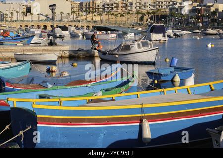 Bateaux de pêche d'amarrage colorés dans le port, Marsaskala, Malte, Europe Banque D'Images