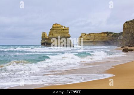 Un enourmeux empilement de calcaire offshore et des falaises de 70 mètres de haut à Gibson Steps le long de la Great Ocean Road près des douze Apôtres, Port Campbell, Vic Banque D'Images