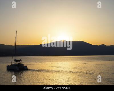 Bateau dans la lumière du matin devant le lever du soleil, péninsule de Peljesac, vue de Korcula, Dalmatie, Croatie, Europe Banque D'Images