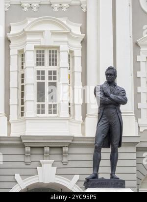 Statue en bronze de Stamford Raffles, fondateur de Singapour moderne, par Thomas Woolner devant le Victoria Theatre and concert Hall, Singapour, Asie Banque D'Images