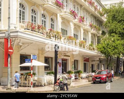 Le bâtiment colonial français magnifiquement rénové de l'Hôtel Continental Saigon, Ho Chi Minh ville, Vietnam, Asie Banque D'Images