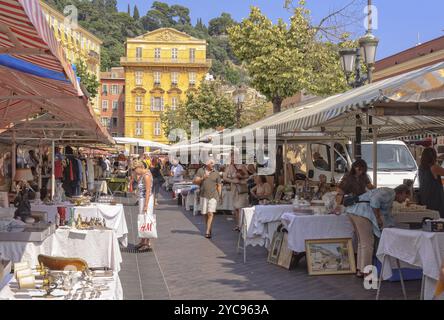 Tous les lundis le marché du cours Saleya au coeur de la vieille ville devient un marché aux antiquités/puces, Nice, France, Europe Banque D'Images