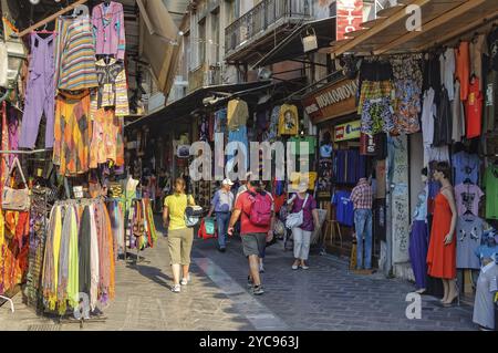 Les touristes magasinent et flânent dans les rues pavées étroites de Plaka, Athènes, Grèce, Europe Banque D'Images