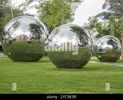 Boules miroirs en acier inoxydable de Baet Yeol Kuan exposées à Empress Lawn, Singapour, Asie Banque D'Images