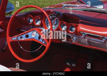 Intérieur sur une vieille voiture classique Banque D'Images