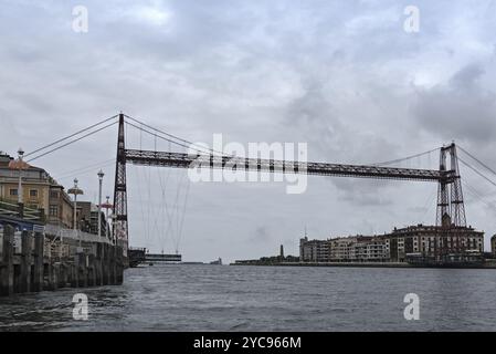 Le pont suspendu de bizkaia (puente de vizcaya) entre getxo et portugalete sur la ria de bilbao Banque D'Images