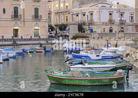 Bateaux de pêche traditionnels amarrés dans le port après une longue journée de travail, Syracuse, Sicile, Italie, Europe Banque D'Images