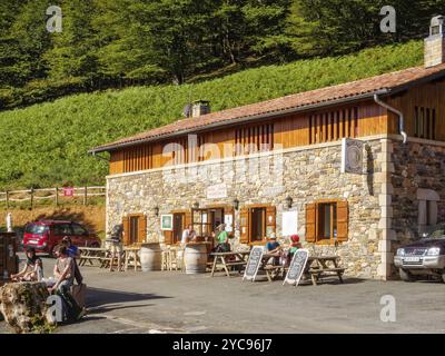 Les pèlerins profitent d’une pause bien méritée après une longue montée au refuge Orisson sur la route Napoléon du Camino français, St Jean pied de Port, France, UE Banque D'Images