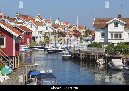 Chalets et bateaux sur le canal dans une vieille pêche village Banque D'Images