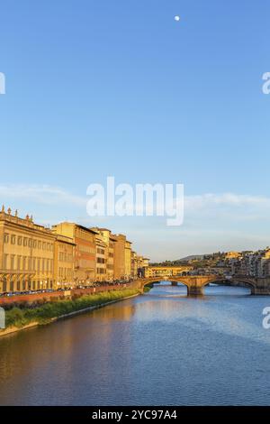 L'Arno à Florence dans la lumière du soir et la pleine lune dans le ciel Banque D'Images