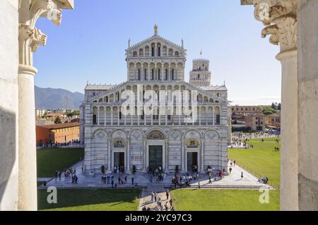 La façade de la cathédrale (Duomo) avec la tour penchée (Torre pendente) en arrière-plan photographiée du Baptistère (Battistero), Pise, Tus Banque D'Images