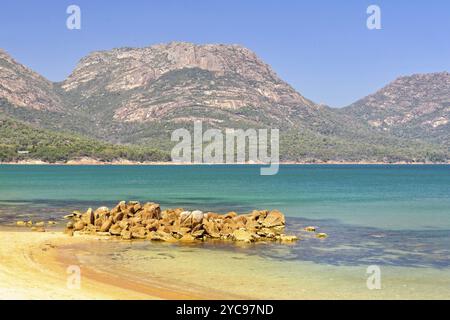 Les chaînes de montagnes Hazards photographiées depuis la plage de Richardsons au centre d'accueil du parc national de Freycinet, Coles Bay, Tasmanie, Australie Banque D'Images