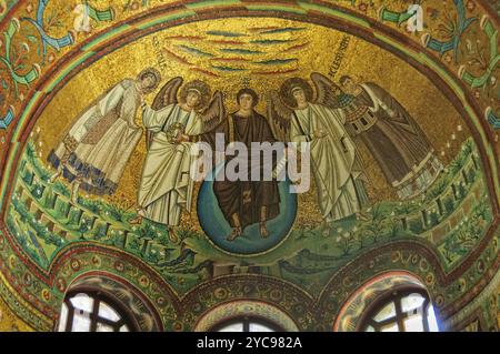 Belles mosaïques byzantines dans l'église du 6ème siècle de San vitale, Ravenne, Italie, Europe Banque D'Images