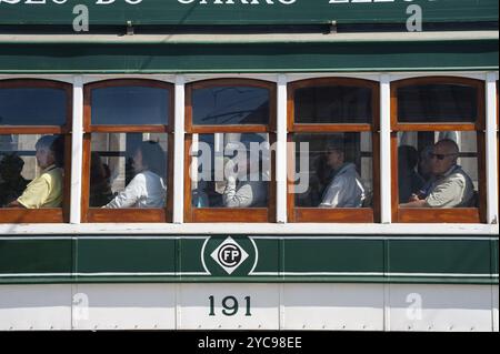 14.06.2018, Porto, Portugal, Europe, les touristes regardent par la fenêtre lors d'un tour en tramway à travers Porto, Europe Banque D'Images