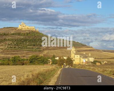 Un château important en ruines sur la colline et l'église de Santa Maria del Manzano le long de la route, Castrojeriz, Castille-et-Léon, Espagne, Europe Banque D'Images