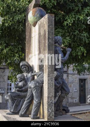 Monument en pierre et bronze à l'émigrant (Estatua émigrante) de Fernando Garcia Branco (1997), Negreira, Galice, Espagne, Europe Banque D'Images