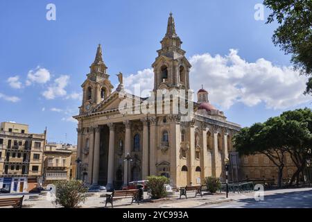 La statue du Christ Roi sur le dessus de la façade du Saint Publius, également connu sous le nom de Floriana, église paroissiale, Floriana, Malte, Europe Banque D'Images