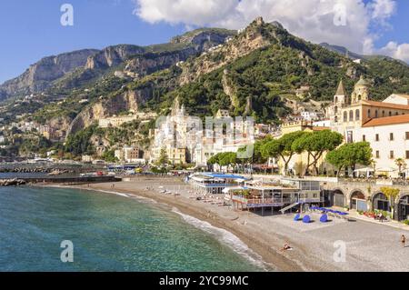 Après la saison touristique principale, quelques personnes se détendent et apprécient le temps doux de l'automne sur la plage, Amalfi, Campanie, Italie, Europe Banque D'Images