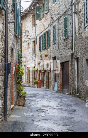 Ruelle idyllique avec des fleurs dans un quartier ancien Banque D'Images