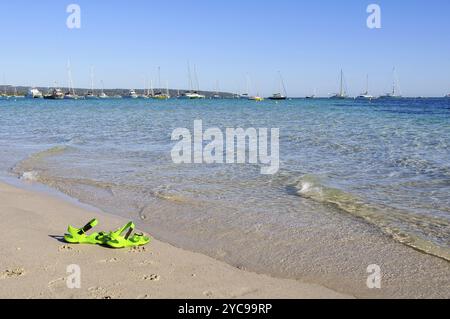 Parti nager. Une paire de sandales vertes laissées sur Bay Beach, Dunsborough, WA, Austtralia Banque D'Images