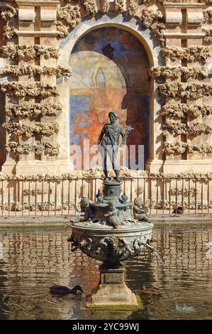 La figure du Dieu Mercure dans l'un des étangs du Palais Royal (Real Alcazar), Séville, Andalousie, Espagne, Europe Banque D'Images