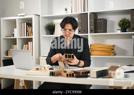 Designer d'intérieur analysant des palettes de couleurs et des échantillons de matériaux pour le projet de maison au bureau Banque D'Images