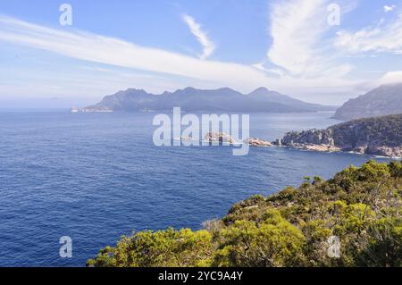 Nuages légers au-dessus de Carp Bay et des Hazards dans le parc national de Freycinet, Tasmanie, Australie, Océanie Banque D'Images