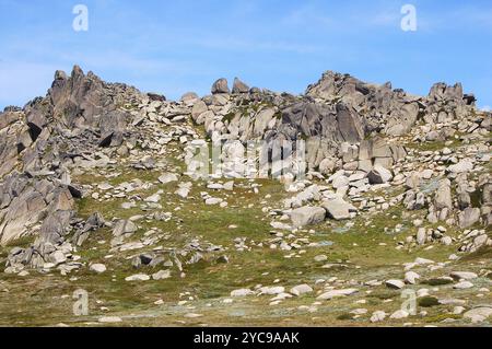 Crête rocheuse au Mont Kosciuszko Lookout au-dessus de Thredbo dans les Snowy Mountains de Nouvelle-Galles du Sud, Australie, Océanie Banque D'Images