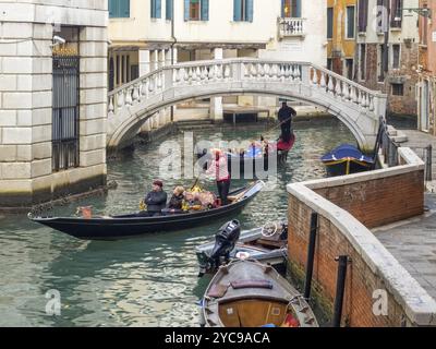 Les touristes apprécient une belle balade en gondole sur le Rio delle Veste, Venise, Vénétie, Italie, Europe Banque D'Images