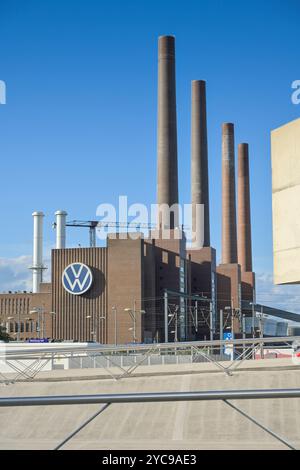 Logo Volkswagen à la centrale électrique de VW, usine de Wolfsburg, basse-Saxe, Allemagne, Volkswagen logo am VW-Kraftwerk, Werk Wolfsburg, Niedersachsen, Deutsch Banque D'Images