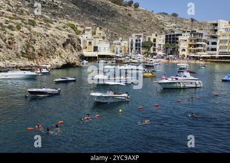 Xlendi (ou ix-Xlendi, comme l'appellent les habitants) était autrefois un petit village de pêcheurs, mais aujourd'hui c'est une petite ville animée et station balnéaire située sur Banque D'Images