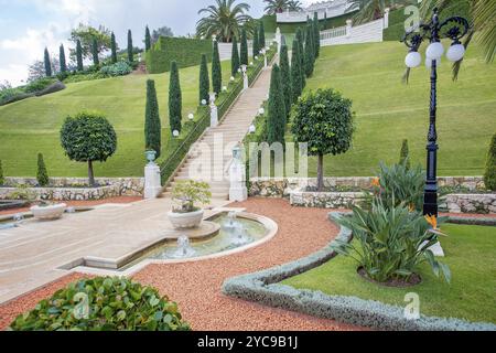 Jardins Bahai étonnants dans la ville de Haïfa, Israël. Parc vert en hiver (dans le chaud et le sud d'Israël) Banque D'Images