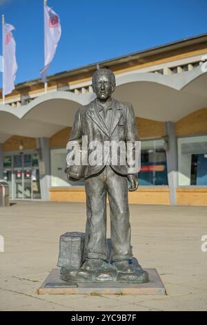 Sculpture L’Emigrante, L’Emigrant de Quinto Provenziani devant la gare principale, Wolfsburg, basse-Saxe, Allemagne, Skulptur L’Emigrante, Banque D'Images