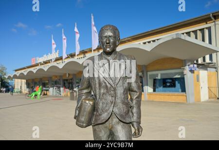 Sculpture L’Emigrante, L’Emigrant de Quinto Provenziani devant la gare principale, Wolfsburg, basse-Saxe, Allemagne, Skulptur L’Emigrante, Banque D'Images