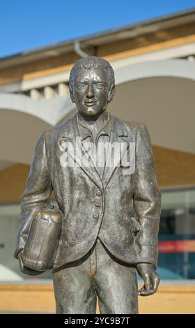 Sculpture L’Emigrante, L’Emigrant de Quinto Provenziani devant la gare principale, Wolfsburg, basse-Saxe, Allemagne, Skulptur L’Emigrante, Banque D'Images