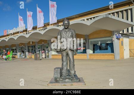 Sculpture L’Emigrante, L’Emigrant de Quinto Provenziani devant la gare principale, Wolfsburg, basse-Saxe, Allemagne, Skulptur L’Emigrante, Banque D'Images