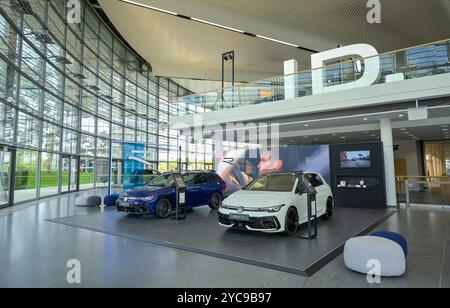 VW Customer Center, exposition de voitures neuves ID, Autostadt Volkswagen, Wolfsburg, basse-Saxe, Allemagne, VW Kundencenter, Austellung von Neuwagen ID, ni Banque D'Images