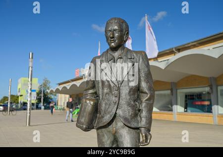 Sculpture L’Emigrante, L’Emigrant de Quinto Provenziani devant la gare principale, Wolfsburg, basse-Saxe, Allemagne, Skulptur L’Emigrante, Banque D'Images