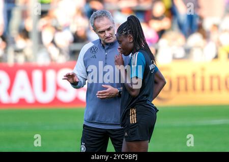 Christian Wück (Deutschland, entraîneur) und Nicole Anyomi (Deutschland), GER, DFB Fussball Frauen Nationalmannschaft, Oeffentliches Training, vor dem Laenderspiel England gegen Deutschland am 25 Oktober. 21.10.2024. Foto : Eibner-Pressefoto/Florian Wiegand Banque D'Images