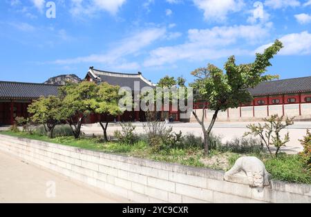 Pavillons et cour sur le terrain du palais de Gyeongbokgung, Séoul, Corée du Sud Banque D'Images