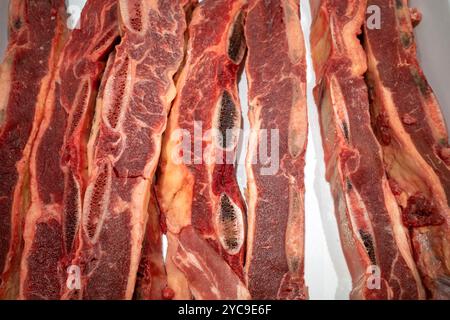 Moelle osseuse de boeuf frais tranchée en supemarket. Produit de l'industrie de la viande. Banque D'Images