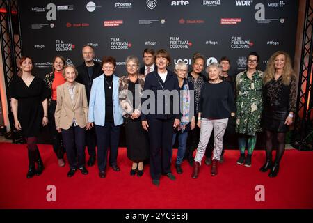 Henriette REKER, Oberbuergermeisterin der Stadt Koeln, Mitte, Leopold HOESCH, Produzent, hintere Reihe Mitte, Sowie die Protagonistinnen ohne Reihenfolge Amrei Bauer, Marina GRASSE, Renate HELLWEG, Solveig LEO, Ulrike POPPE, Tina POWILEIT, Gabriele STOETZER und Roswitha VERHUELSDONK, Roter Teppich, Red Carpet Show, Ankunft, arrivée, Fotocall fuer den Dokumentarfilm DIE UNBEUGSAMEN auf dem film Festival Cologne 2024 à Koeln, 21.10.2024. *** Henriette REKER, Maire de la ville de Cologne, centre, Leopold HOESCH, producteur, rangée arrière centre, ainsi que les protagonistes dans aucun ordre particulier Amrei Banque D'Images