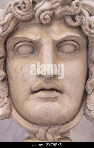 Détail de la tête Medusa. Portrait de la mythologie antique. Musée du Vatican, Italie Banque D'Images