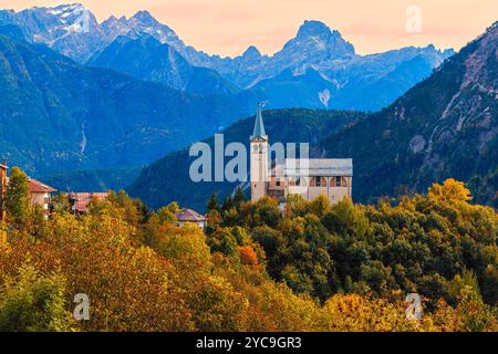 Les couleurs de l'automne et de l'automne abondent à Valle di Cadore dans la province de Belluno dans les Dolomites du nord de l'Italie. Et sur les ruines d'un château o Banque D'Images