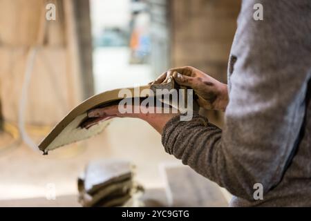 Soulaines-Dhuys (nord-est de la France) : travail de l'argile dans la poterie Royer et la tuile Factory suivant des techniques ancestrales depuis 6 générations, maki Banque D'Images