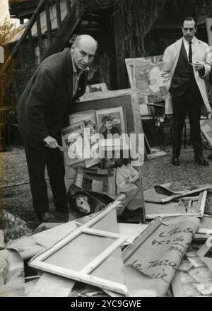 Le peintre belge Leonid Fridman détruit ses propres œuvres, 1964 Banque D'Images